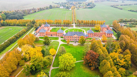 Das Schloss Bothmer im Herbst aus der Vogelperspektive. © NDR Foto: Wolfgang Behl aus Greifswald