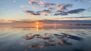 Sonnenaufgang über dem Bodden im Ostseebad Dierhagen. © NDR Foto: Sandra Herold aus Dierhagen