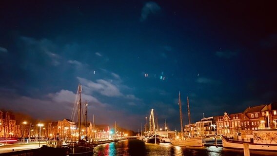 Das Leuchten bei Nacht am Greifswalder Ryck zum Jahresende. © NDR Foto: Silvia Weber aus Mesekenhagen