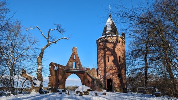 Die winterliche Reppiner Burg im Schnee © NDR Foto: Ilona Scholz aus Schwerin