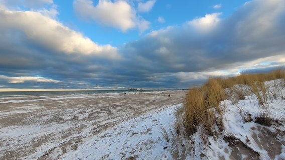 Der schneebedeckte Strand von Warnemünde zeigt sich von seiner schönsten Seite. © NDR Foto: Doreen Walossek aus Groß Kelle