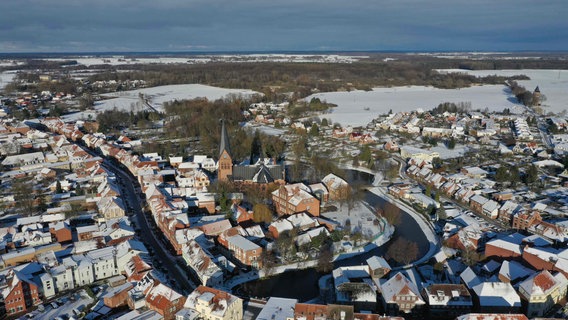 Luftaufnahme von Hagenow im Winter bei herrlichem Sonnenschein © NDR Foto: Ralf Köppen aus Hagenow
