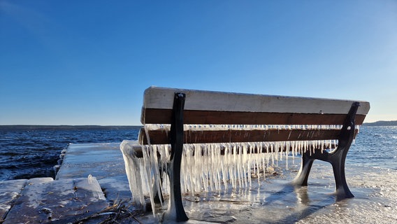 An der Badestelle Heidenholz in Plau am See. Die Gischt des scharfen Nordost-Windes hat die Bank in ein Eiswunder verwandelt. © NDR Foto: Norbert Wendt aus Neubrandenburg