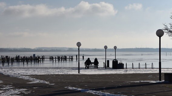 Warm angezogen kann man auch bei kaltem Wetter die Ruhe am vereisten Salzhaff in Rerik auf sich wirken lassen. © NDR Foto: Jana Hobe aus Rostock