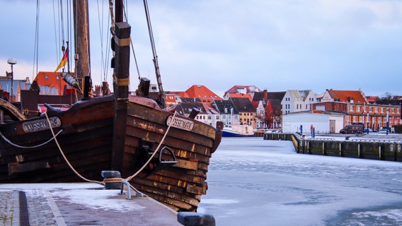 Die frostigen Tage waren auch am Hafen in Wismar nicht zu übersehen. © NDR Foto: Sabrina Rodich aus Lübeck