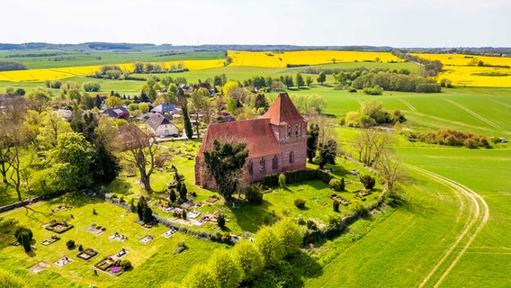 Die Kirche in Hohenkirchen aus der Vogelperspektive. © NDR Foto: Wolfgang Behl aus Greifswald