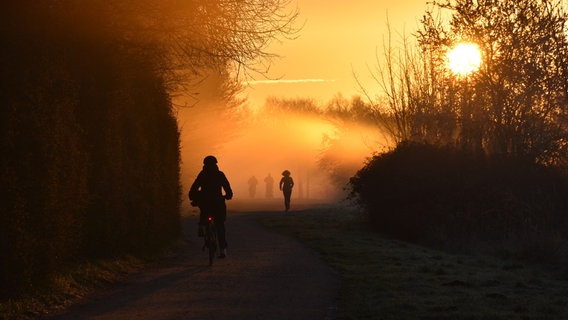 Menschen im Sonnenaufgang © NDR/ Jana Hobe aus Rostock Foto: Jana Hobe