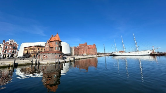 Blauer Himmel über einem Hafen © NDR/ Sophie Mirjam Schneider aus Stralsund Foto: Sophie Mirjam Schneider aus Stralsund