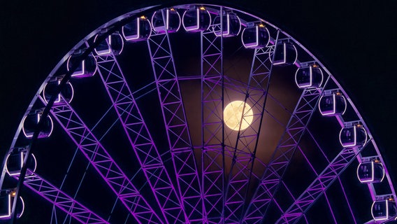 Ein Mond hinter einem Riesenrad © NDR/ Peter Lehmann aus Rostock Foto: NDR/ Peter Lehmann aus Rostock