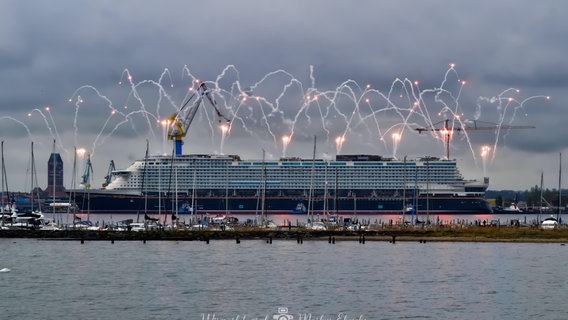 Feuerwerk über einem Schiff © NDR/ Markus Ehmcke aus Wismar Foto: NDR/ Markus Ehmcke aus Wismar