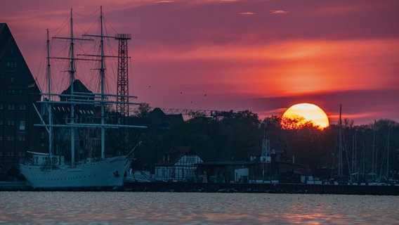 Das Museumsschiff "Gorch Fock I" im Hafen der Hansestadt Stralsund in wunderbarer Abendlichtstimmung. © NDR Foto: Hartmut Heidrich aus Stralsund