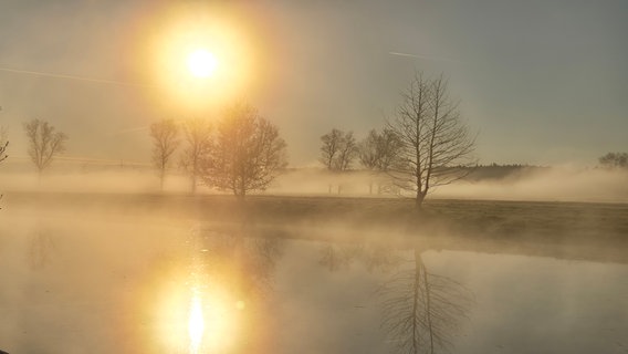 Herrlicher Sonnenaufgang an der Warnow in Bützow © NDR Foto: Brigitte Fahning aus Bützow