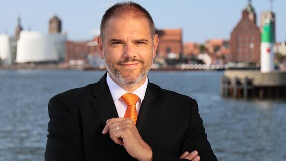 Alexander Badrow (CDU) ist amtierender Bürgermeister in Stralsund und tritt am 8. Mai erneut zur Wahl des Bürgermeisters in Stralsund an.  