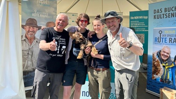 Die NDR Angelexperten Heinz Galling und Horst Hennings machen bei der Fishing Masters Show 2023 Fotos mit ihren Fans. © NDR 