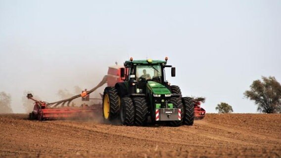 Ein Traktor fährt auf einem Feld © Bauernverband MV Foto: Bauernverband MV