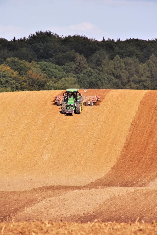 Ein Traktor fährt auf einem Feld © Bauernverband MV Foto: Bauernverband MV