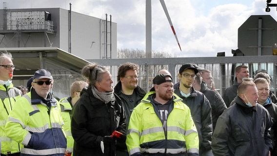 Rostock: Mitarbeiter demonstrieren vor dem Nordex-Rotorblattwerk, das Ende Juni geschlossen werden soll. © Bernd Wüstneck/dpa Foto: Bernd Wüstneck/dpa