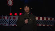 Mike-Oliver Woyth berichtet aus Sanitz von Straßensperrungen. © NDR 