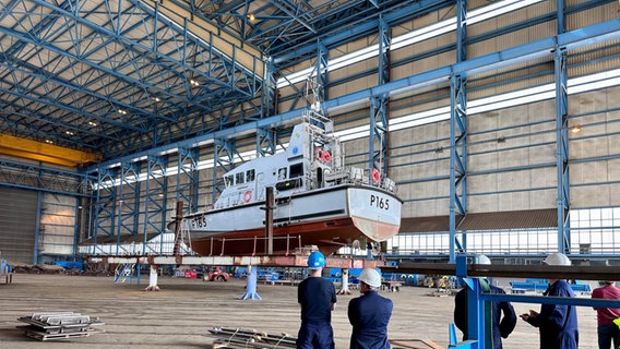 Ein Patrouillenboot der Royal Navy in der Rostocker Werfthalle zur Reparatur Ein Patrouillenboot der Royal Navy in der Rostocker Werfthalle zur Reparatur © NDR Foto: David Pilgrim