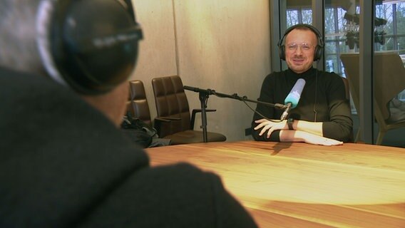 Der Landrat des Kreises Ludwigslust-Parchim, Stefan Sternberg (SPD), im Gespräch mit Thomas Naedler Der Landrat des Kreises Ludwigslust-Parchim, Stefan Sternberg (SPD), im Gespräch mit Thomas Naedler © NDR Foto: Jens Husmann