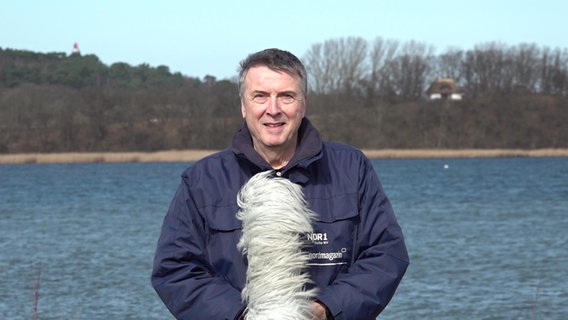 Uwe Ulbrich steht vor einem See. © NDR 