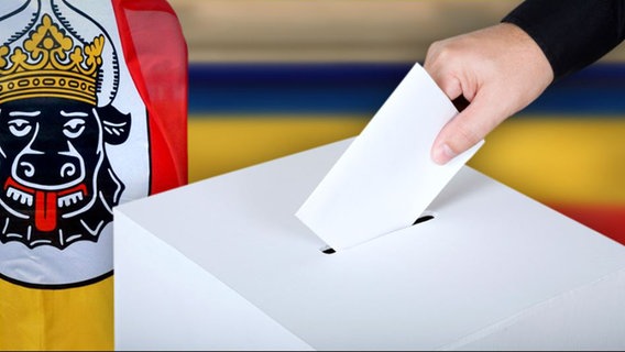 Wahlurne mit der Landesflagge Mecklenburgs (Montage) © picture alliance, istockphoto Foto: Jens Büttner, ericsphotography