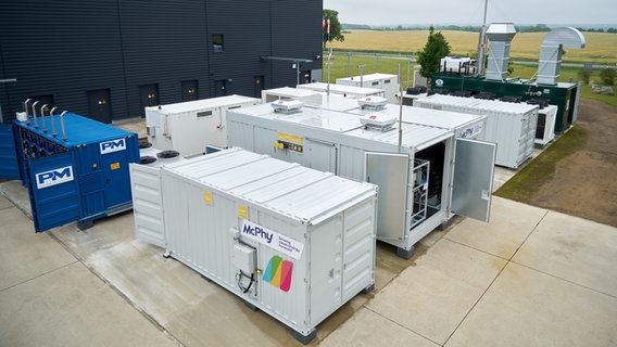 Eine Anlage im Wasserstoffkraftwerk in Rostock-Laage in der Wasserstoff zu Strom wird. Eine Anlage im Wasserstoffkraftwerk in Rostock-Laage in der Wasserstoff zu Strom wird. © NDR Foto: Dimitri Paul