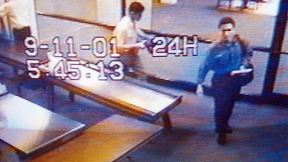Eine Überwachungskamera hält fest, wie Mohammed Atta (rechts) am 11. September 2001 die Kontrolle am Flughafen von Portland passiert. © dpa/ Picture-Alliance Foto: Portland Police-Department