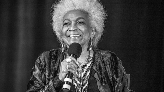 Ein schwarz-weiß Bild der Schauspielerin Nichelle Nichols. © picture alliance/dpa/Invision/AP Foto:  Barry Brecheisen