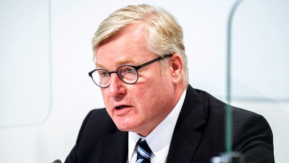 Bernd Althusmann (CDU), Wirtschaftsminister in Niedersachsen, spricht während einer Pressekonferenz im Landtag. © Picture Alliance Foto: Hauke-Christian Dittrich