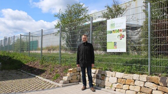 Michael Biesel von der Tischlerei Biesel vor seinem Firmengelände. © NDR Foto: Janine Artist