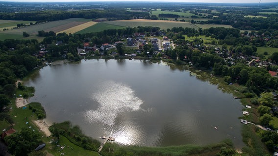 Der Otterstedter See (Luftaufnahme mit einer Drohne). © dpa-Bildfunk Foto: Sina Schuldt/dpa