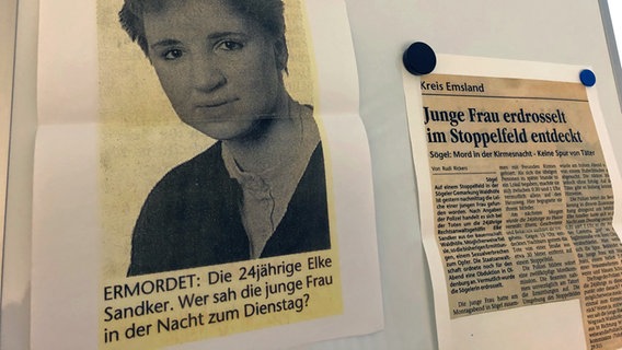 An einer Pinnwand hängen Bilder und Zeitungsausschnitte zum Mordfall von Elke Sandker im Jahr 1995. © NDR Foto: Hedwig Ahrens