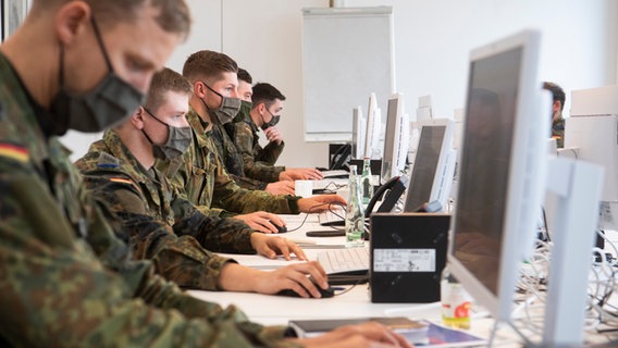 Soldaten der Bundeswehr helfen der Region Hannover bei der Nachverfolgung von Infektionsketten von dem Coronavirus. © dpa-Bildfunk Foto: Julian Stratenschulte/dpa