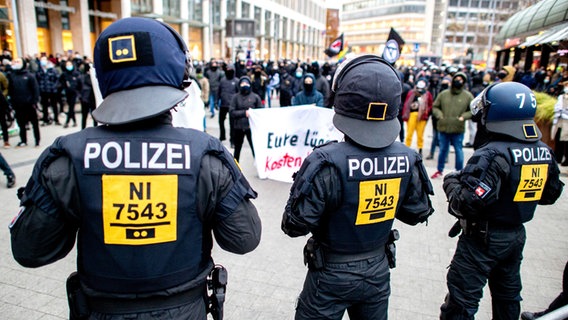 Polizisten stehen vor Demonstranten, die gegen die Demonstration der Initiative "Querdenken" auf dem Opernplatz protestieren. © dpa-Bildfunk Foto: Hauke-Christian Dittrich/dpa