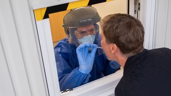 Ein Mensch beim Corona-Test. © dpa-Bildfunk Foto: Peter Steffen/dpa