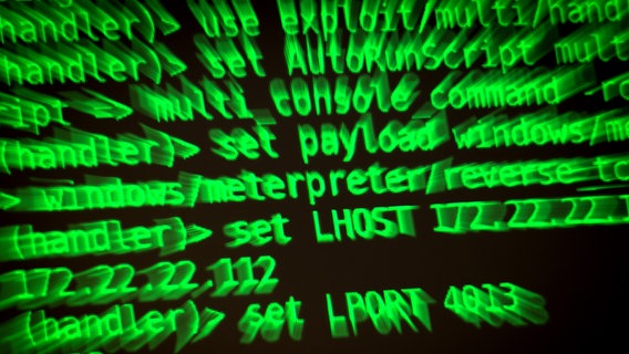 Buchstaben und Zahlen leuchten auf einem Bildschirm, auf dem ein Hacker-Programm geöffnet ist. © dpa-Bildfunk Foto: Sina Schuldt/dpa