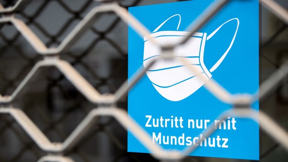 An einem geschlossenen Geschäft weist ein Schild auf die Maskenpflicht hin. © dpa-Bildfunk Foto: Sina Schuldt/dpa