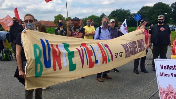 Demonstranten tragen ein Transparent mit der Aufschrift "Bunte Vielfalt". © Netzwerk Südheide gegen Rechtsextremismus Foto: Wilfried Manneke
