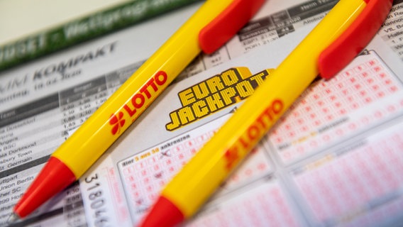 Ein Los für den Eurojackpot und ein Kugelschreiber liegen in einer Lotto-Annahmestelle. © dpa-Bildfunk Foto: Patrick Seeger/dpa