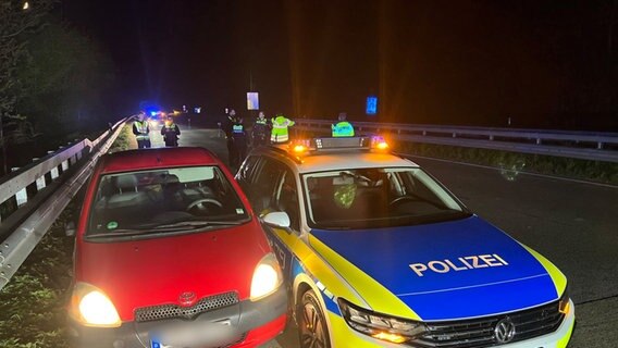 Ein Wagen der Polizei steht dicht an einem PKW auf dem Randstreifen der Autobahn 29. © dpa-Bildfunk Foto: Andre Van Elten/261News
