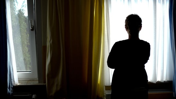 Eine Frau steht in einem Zimmer eines Frauenhauses. © dpa-Bildfunk Foto: Peter Steffen/dpa