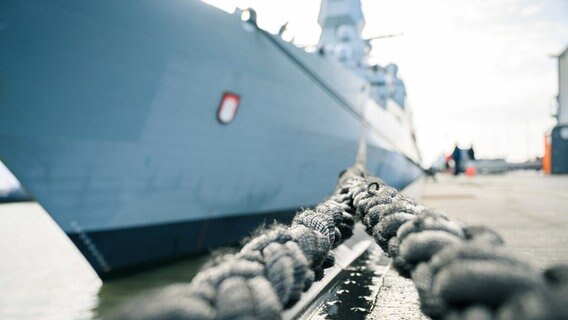 Fregatte "Lübeck" tankt in Warnemünde auf NDR.de