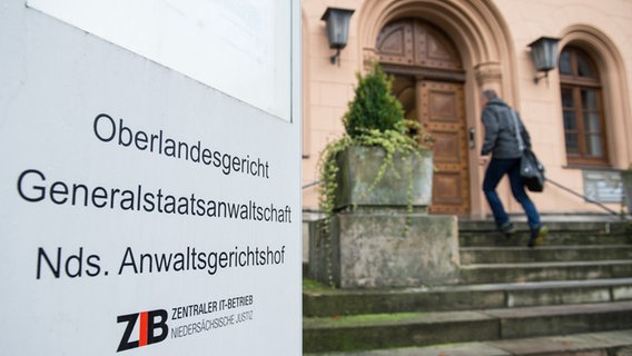 Die Aufschrift "Oberlandesgericht Generalstaatsanwaltschaft Nds. Anwaltsgerichtshof" steht vor dem Eingang des Oberlandesgerichts. © dpa-Bildfunk Foto: Silas Stein/dpa