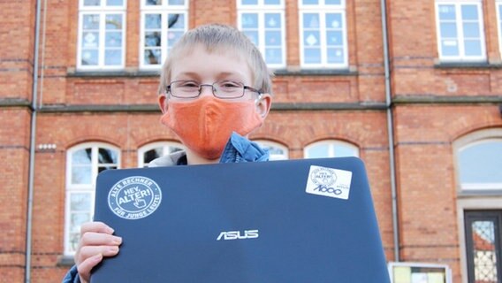 Ein Braunschweiger Schüler zeigt seinen Laptop von "Hey Alter". © Hey Alter 