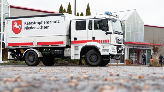 Ein Fahrzeug vom Katastrophenschutz Niedersachsen steht vor einem ehemaligen Möbelgeschäft, das zu einem der beiden Impfzentren im Landkreis Osnabrück eingerichtet worden ist. © dpa-Bildfunk Foto: Friso Gentsch/dpa