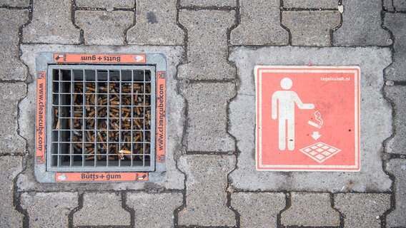 Ein in den Boden eingelassener Aschenbecher in Stuttgart.  