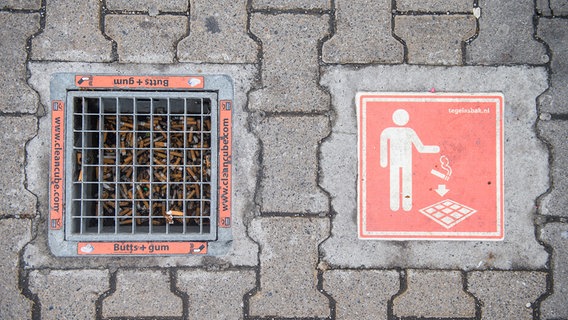 Ein in den Boden eingelassener Aschenbecher in Stuttgart. Ein in den Boden eingelassener Aschenbecher in Stuttgart.