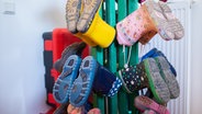 Gummistiefel von Kindern hängen in einem Kindergarten in der Region Hannover. © dpa-Bildfunk Foto: Julian Stratenschulte/dpa