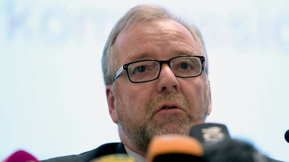 Polizeipräsident Johann Kühme informiert in einer Pressekonferenz. © dpa-Bildfunk Foto: Carmen Jaspersen/dpa